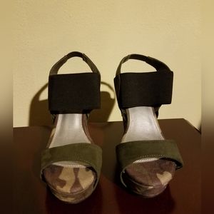 Like new Nine West Camo Colored Platform Wedges, Size 5.5